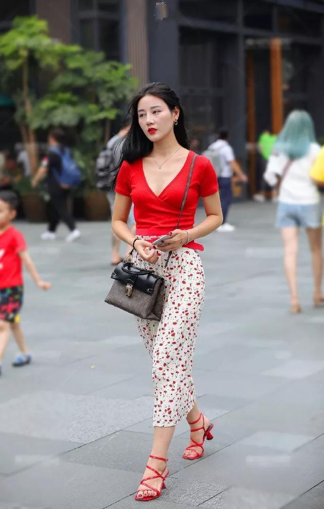 高跟鞋 小姐姐一头的长发搭配高跟鞋，走起路十分飘逸，带着女神般的气息