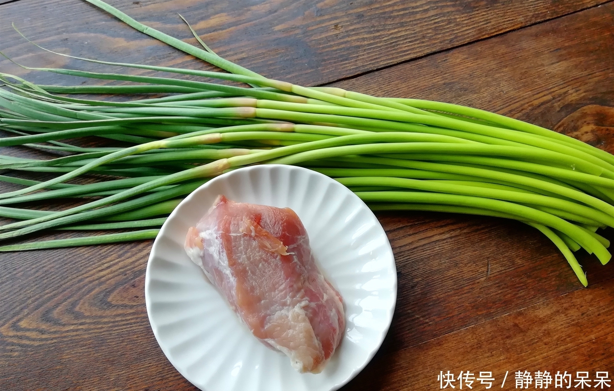 蒜薹炒肉丝的家常做法,教你小技巧,蒜苔入味,肉丝滑嫩不柴