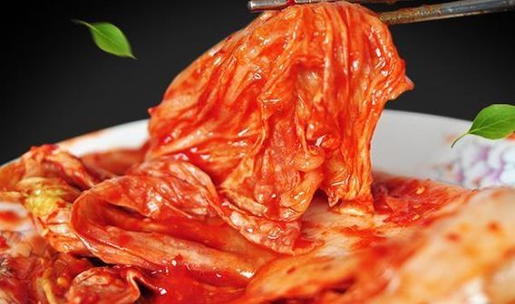 做辣白菜，只抹辣椒面可不行！教你正宗做法，又辣又脆爽，真好吃