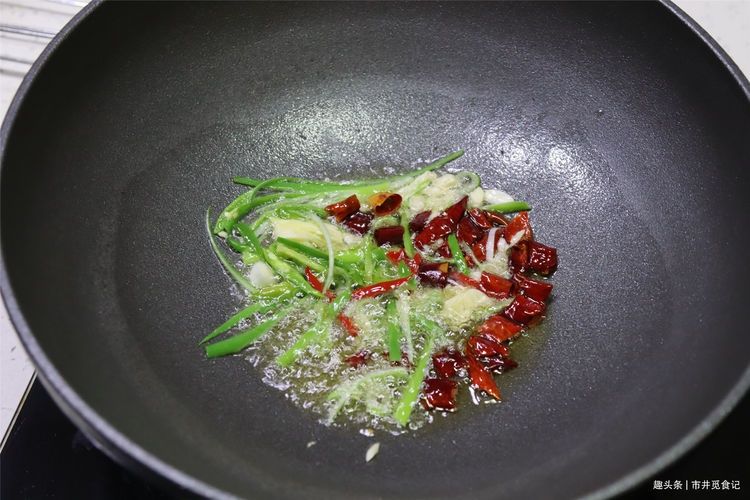 炒土豆丝，掌握放醋时间是关键，搞错的不少，做对了随便炒也好吃