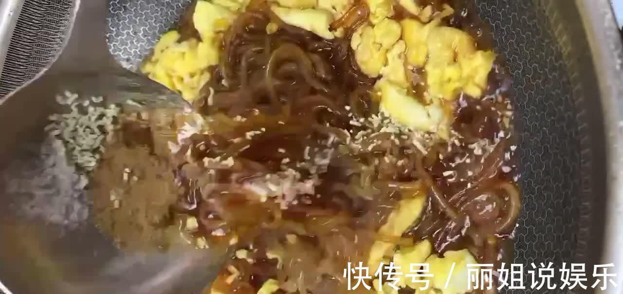 韭菜鸡蛋炒粉条,香浓味美香辣入味,即能当菜又能当饭,大家喜欢