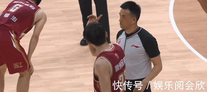 朱旭航|过分了!翟晓川故意撞倒朱旭航被吹违体,8中1情绪失控?吴前不满