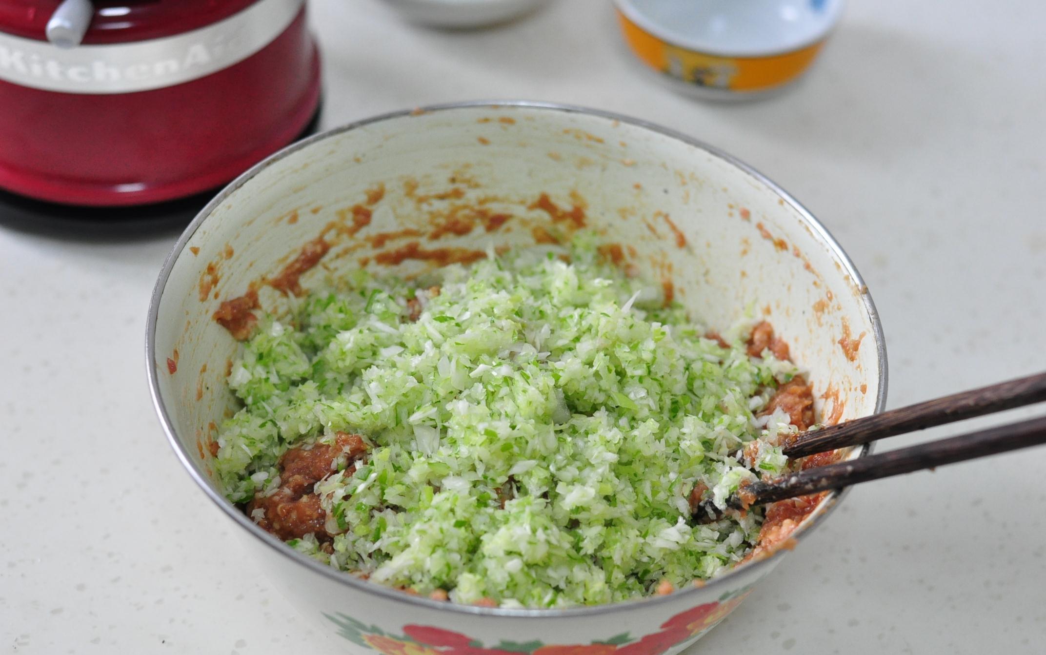 皮软馅嫩的小笼包,一口一个超满足,蒸一锅也不够吃