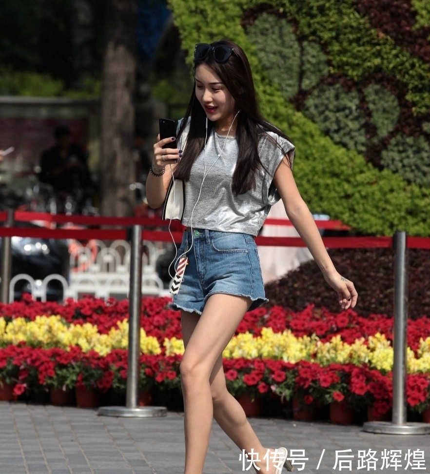 街拍:小姐姐淡粉色体恤搭配黑色牛仔短裤，甜美又迷人！