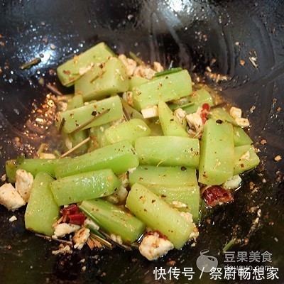 懒人食单·柠檬香茅辣炒鸡丁莴笋太下饭了!就算菜冷了也很下饭