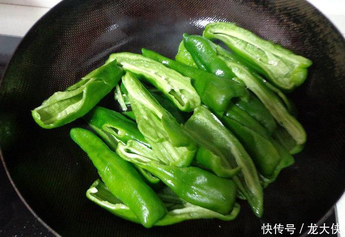 舒坦|青椒这样做,比所有蔬菜都美味,几个青椒下两碗米饭,酸辣爽舒坦