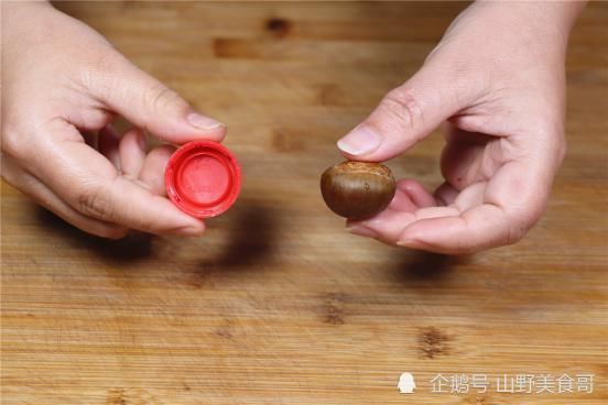 塑料盖|板栗只用刀切就错了,多加1个瓶盖,一秒一个,方法太实用了