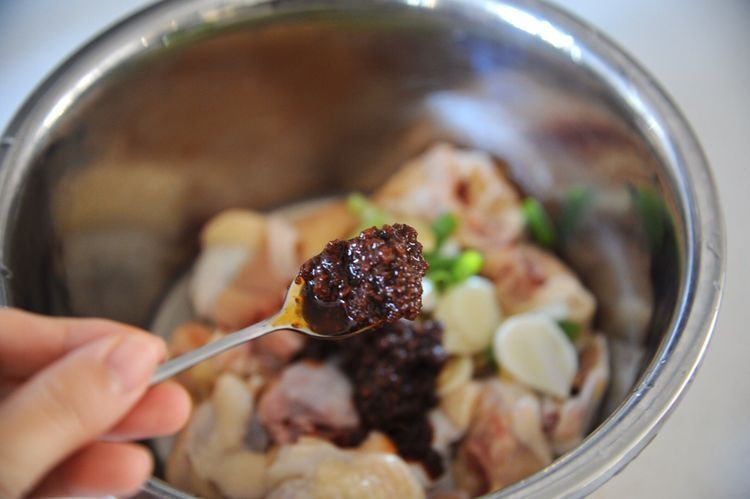 鸡块搭配着香菇一起蒸，肉质鲜嫩又可口，制作简单又美味