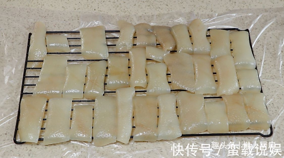 收入|掌握好这些技巧，炸出来的猪皮蓬松，有人凭借着炸猪皮年收入百万