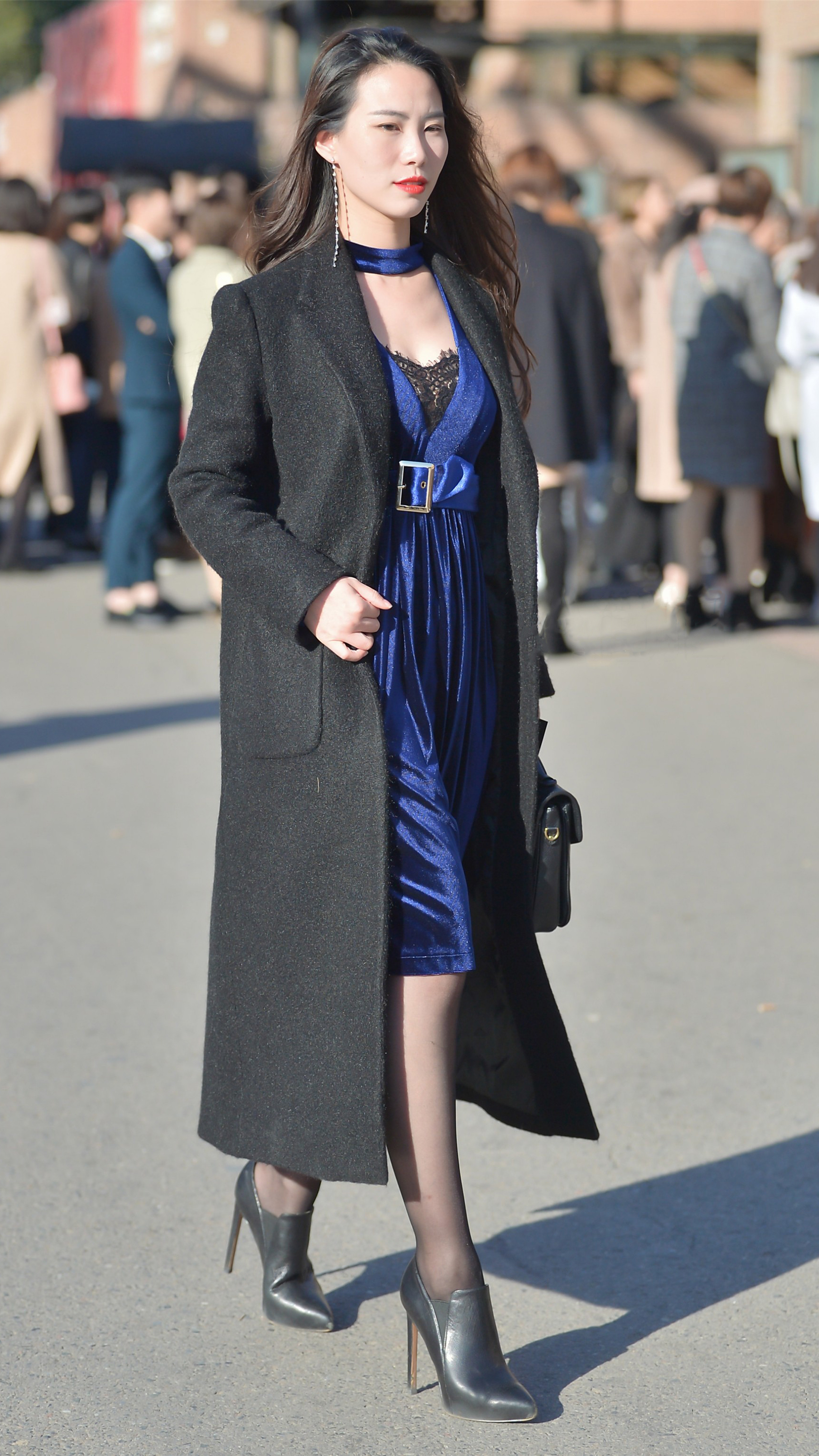 冬天穿连衣裙,搭配毛呢大衣和尖头细跟鞋,时髦保暖还显身材