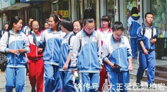 校服|校园“攀比”怪相身穿平价校服的学生，脚上却踩着名牌球鞋