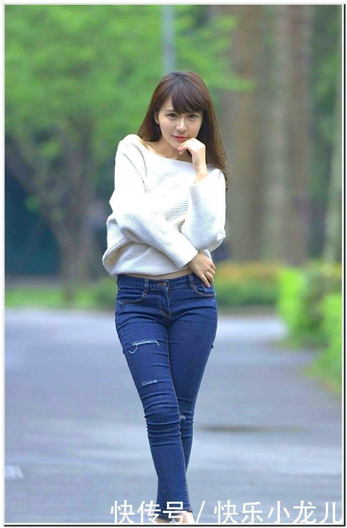 尽显|街拍高挑女孩性感漂亮,尽显美腿白到发光