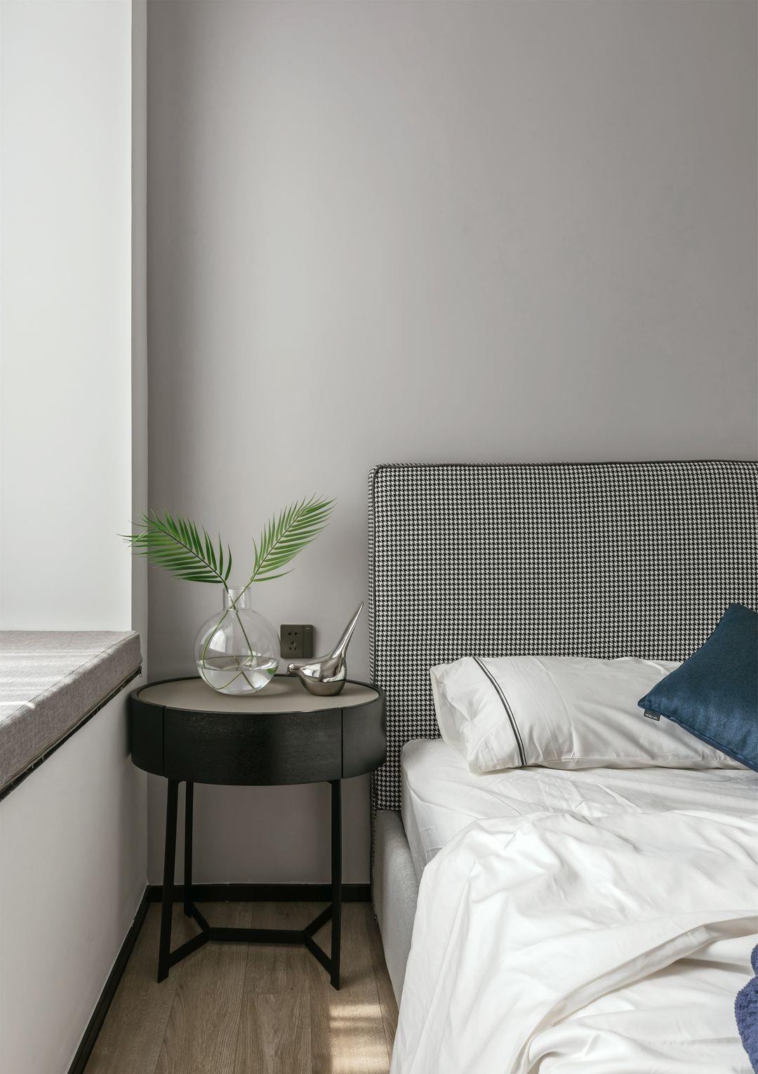 灰色|200平的简约风复式,用黑白的素雅和实木的温润,塑造最真实的家