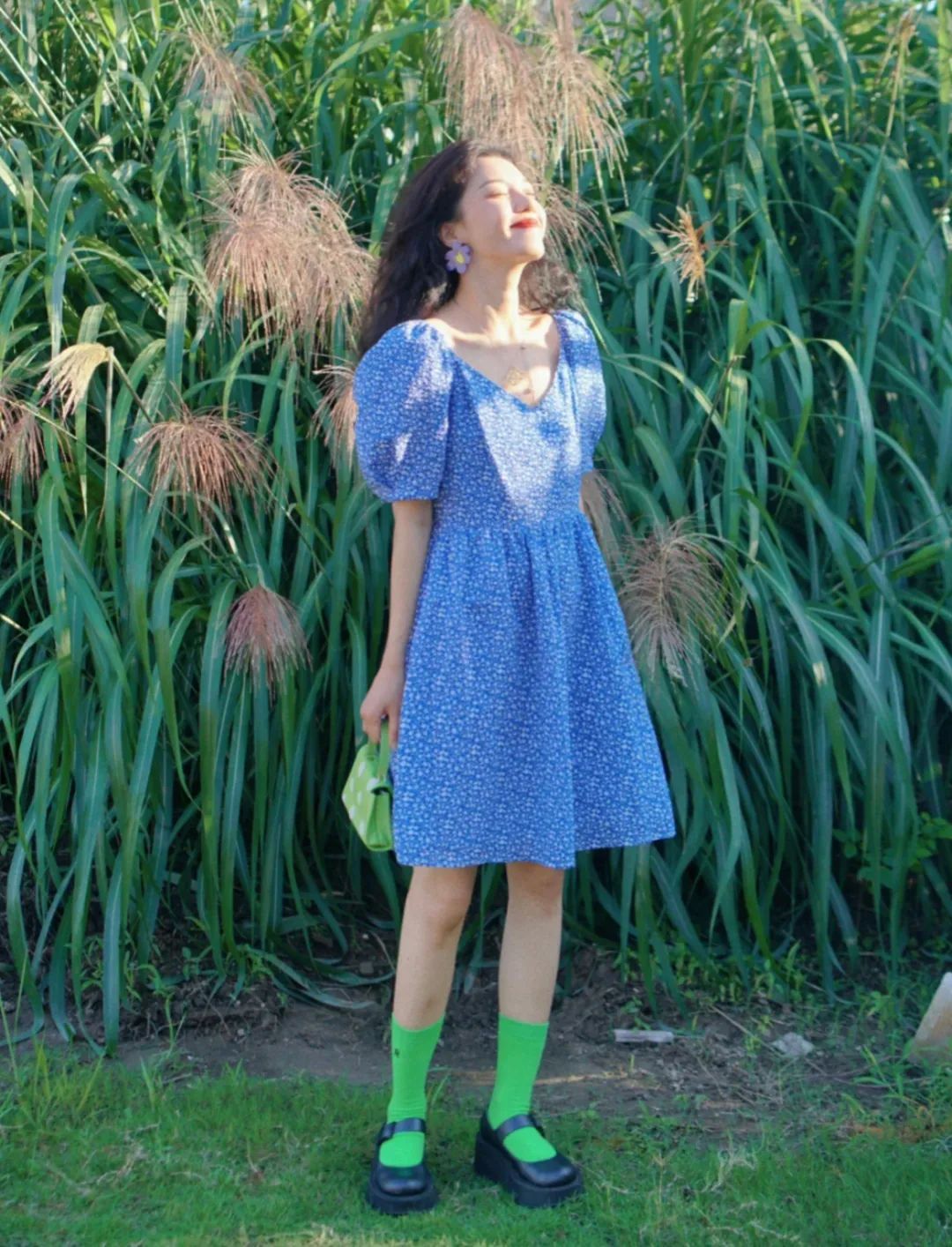 樱花粉|别再背黑白色的包包了！今夏流行彩色款式，时髦又好看