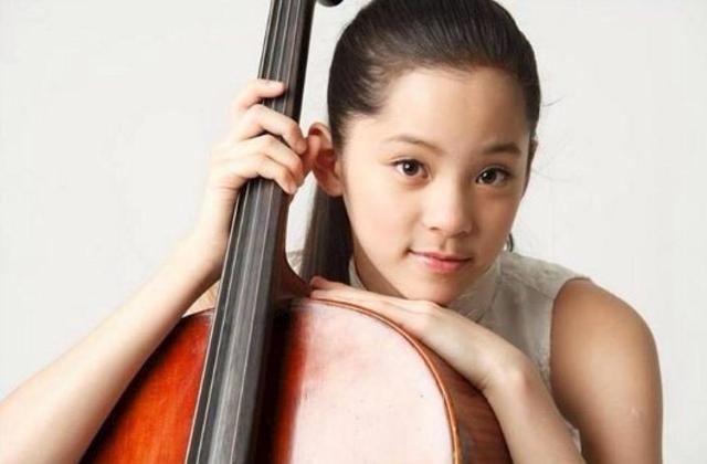 自拍|10岁女孩穿泳装自拍,被斥责“有伤风化”,现在的孩子到底咋了?