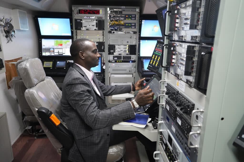 来自|来自东方的精品无人机：尼日利亚黑人兄弟坐进翼龙II操控舱 有板有眼