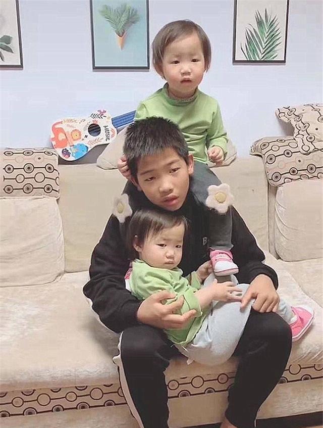双胞胎|男孩想要个妹妹,妈妈一口气生下两个妹妹,男孩:还能退货吗?