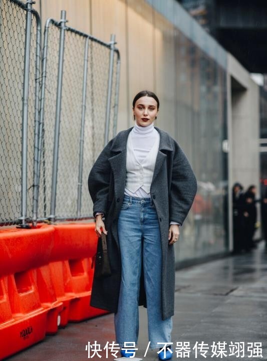 今年大衣流行这样穿，造型很显气场，内搭的处理很关键
