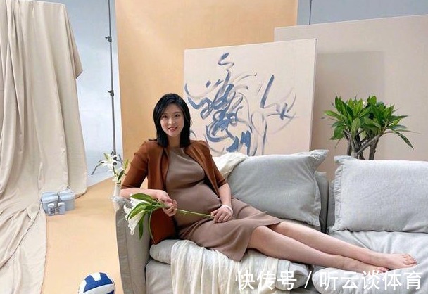 郎平|惠若琪要生了?怀孕9月肚大如箩,躺沙发上富态满满,疑住院生娃