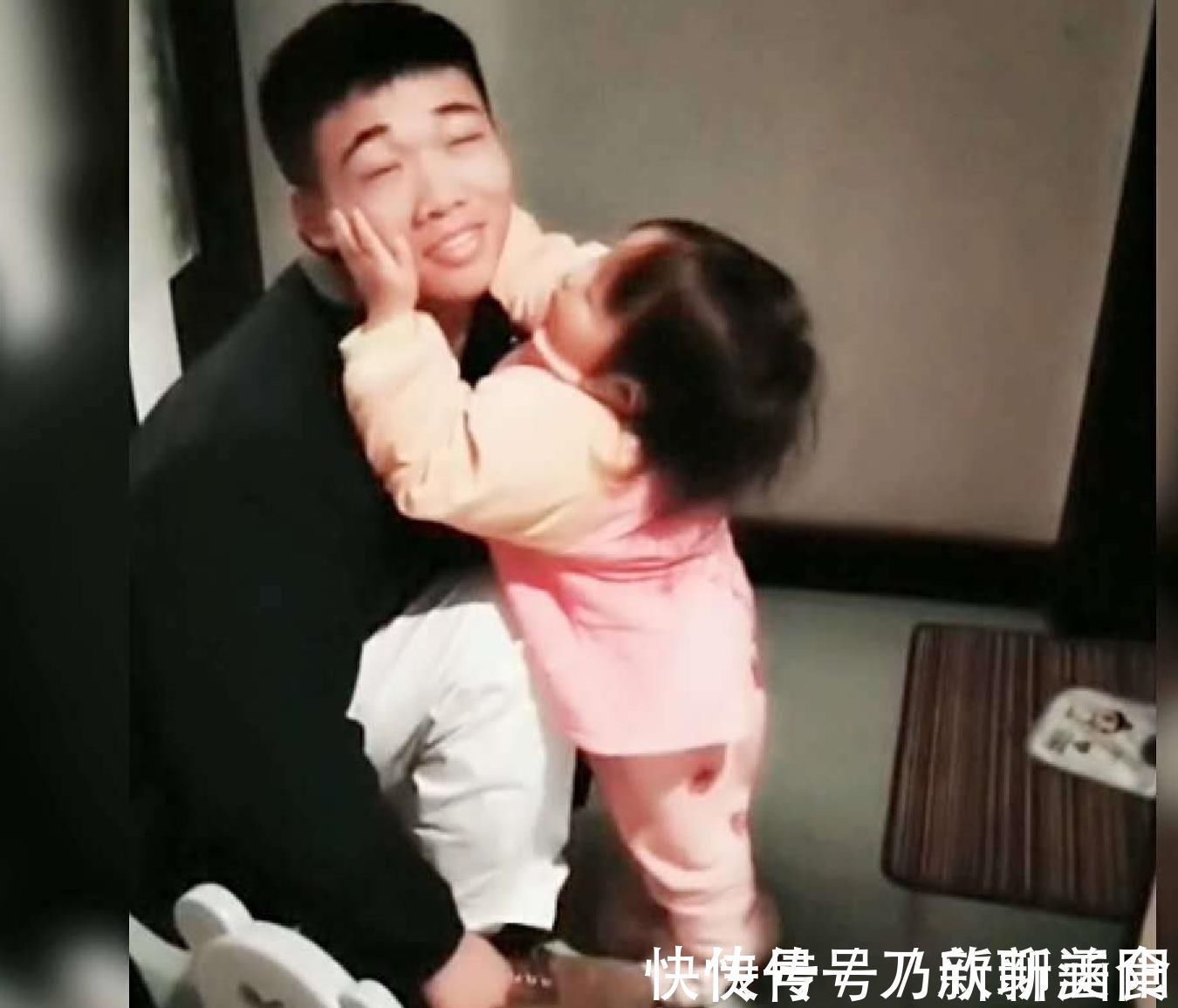 妈妈|爸爸一回家萌宝就开启“狗啃”模式,女儿不愧是爸爸的小情人