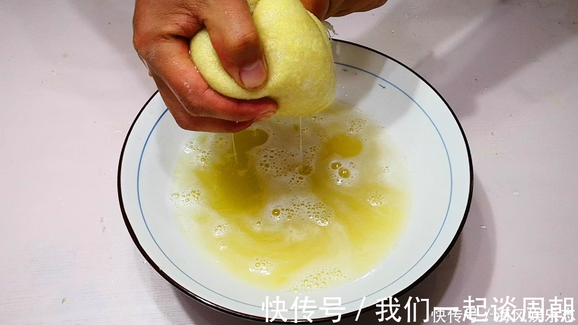 搅拌均匀|白菜饺子好吃有秘诀，学会如此调馅，味道格外鲜美，味精都省了