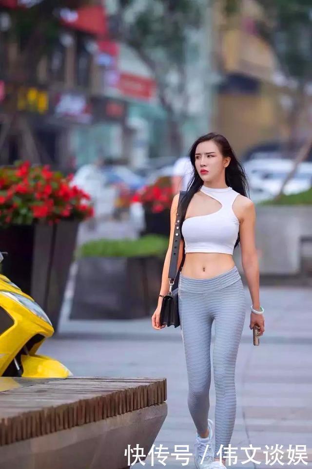 紧身|路人街拍辣妹很会搭配衣服,不对称上衣搭配紧身长裤酷酷哒