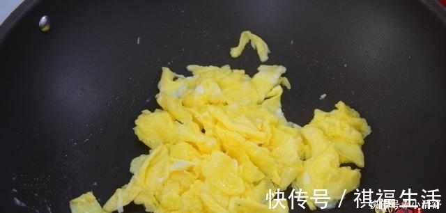 翻炒均匀|洋葱炒鸡蛋最好吃的做法，简单美味又下饭，看看你喜欢吃不？