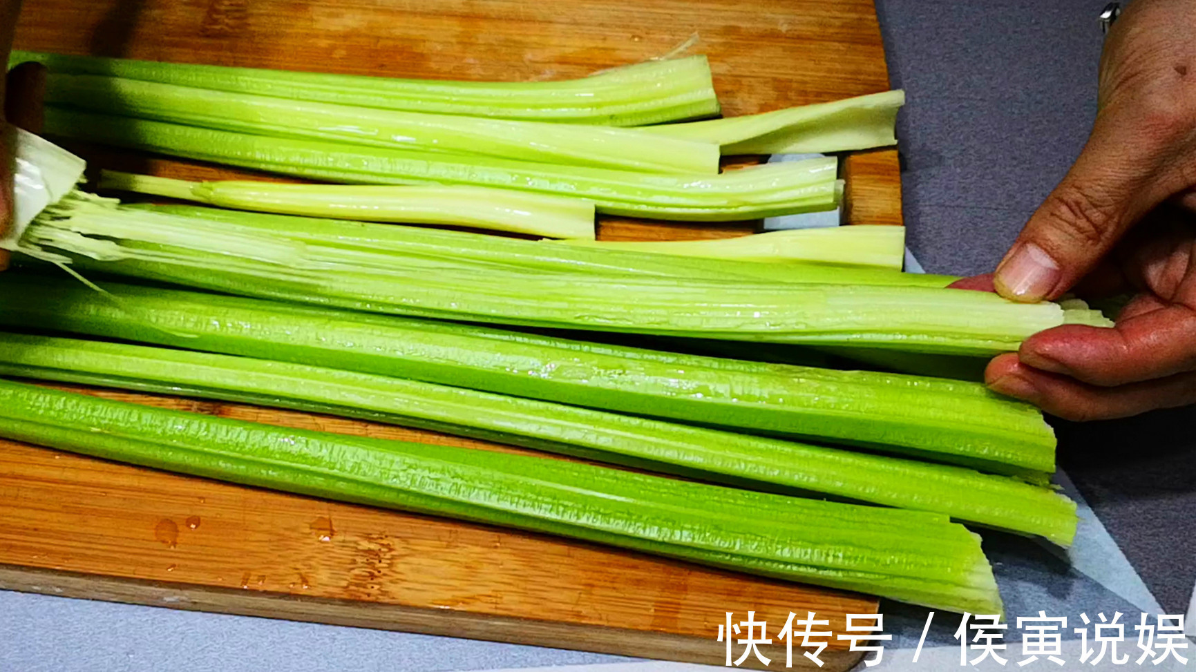 肉丝|炒芹菜，记住“3要点”，炒出的芹菜脆嫩爽口味道正，好吃不塞牙