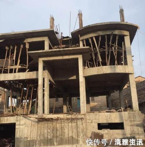 怨声|借地下室之名抬高地基2米,砸60万建两层别墅,邻居们看后怨声载道