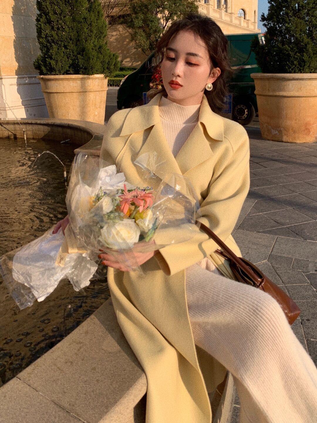 知性 秋冬大衣别乱选,奶黄色大衣更温柔,搭配白色阔腿裤知性又优雅!