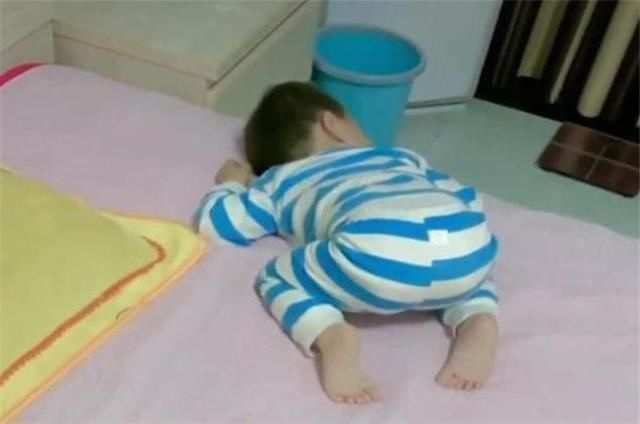 三胞胎中男娃最“惨”,宝爸带三胞胎午睡走红,家庭地位一目了然