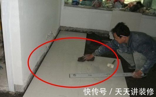 铺地砖|住楼顶的亲戚没有铺木地板,而是选择铺地砖,问了才知道怎么回事
