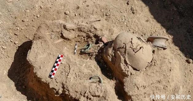 挖掘|在古墓中,考古家发现3岁男孩带着3000年前的“龙镯子”,他是谁