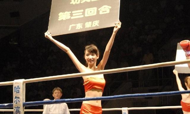 身材|拳击赛上的举牌女郎，因身材引人注目，运动成就了她