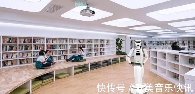 云端|国内首发!高新这款人形智能机器人正式“上岗”