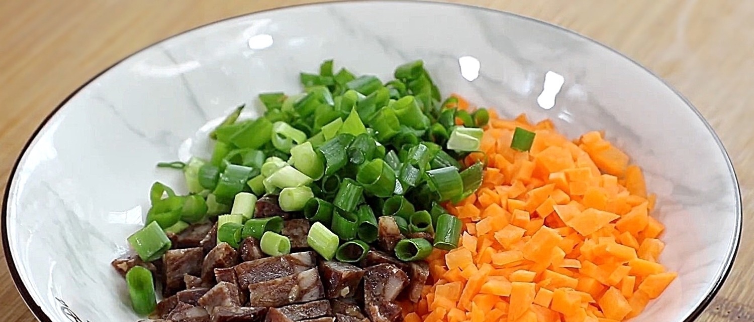 大米新吃法,加3个鸡蛋,不煮不蒸,酥脆又筋道,孩子抢着吃