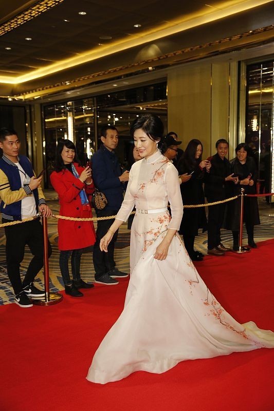 礼服|周涛不愧是央视担当, 一袭红裙穿出“中国味道”, 大气美艳太亮眼