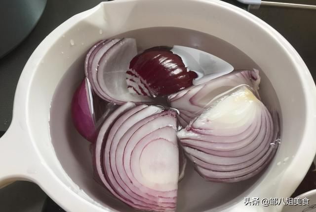 凉拌洋葱木耳|做凉拌洋葱，拌料前“多做一步”，洋葱清甜脆爽，好吃不呛人