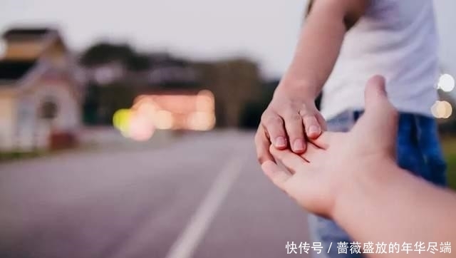 走散|3岁女孩跟爸爸走散，求助保安叔叔后，广播报出爸爸名字全场笑喷