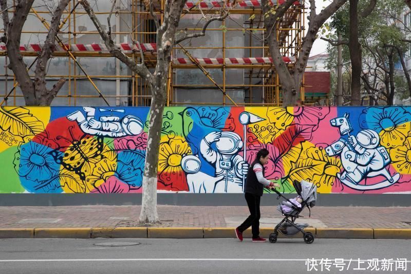 包围|30余幅彩绘绵延600多米,上海徐汇一老小区被涂鸦“包围”……