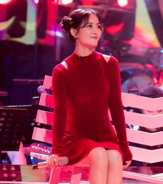 漫画腰|谢娜自认腰粗不适合穿旗袍,被造型师强制要求后,一秒变漫画腰!