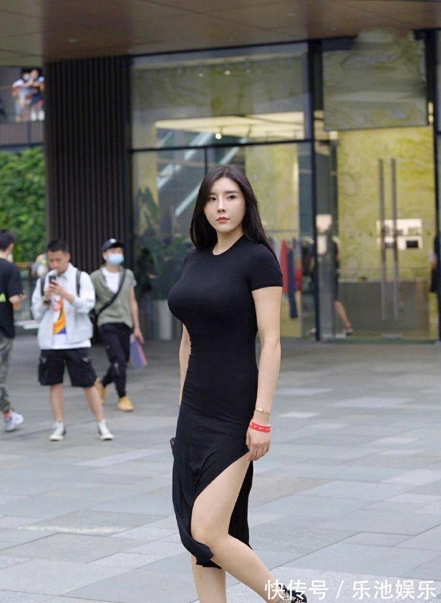 搭配 都说黑色显瘦,姐姐搭配休闲套装,个性时尚!