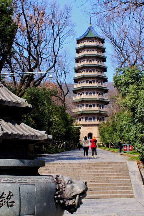 与大报恩寺、天界寺并列为大刹，江苏省南京市灵谷寺