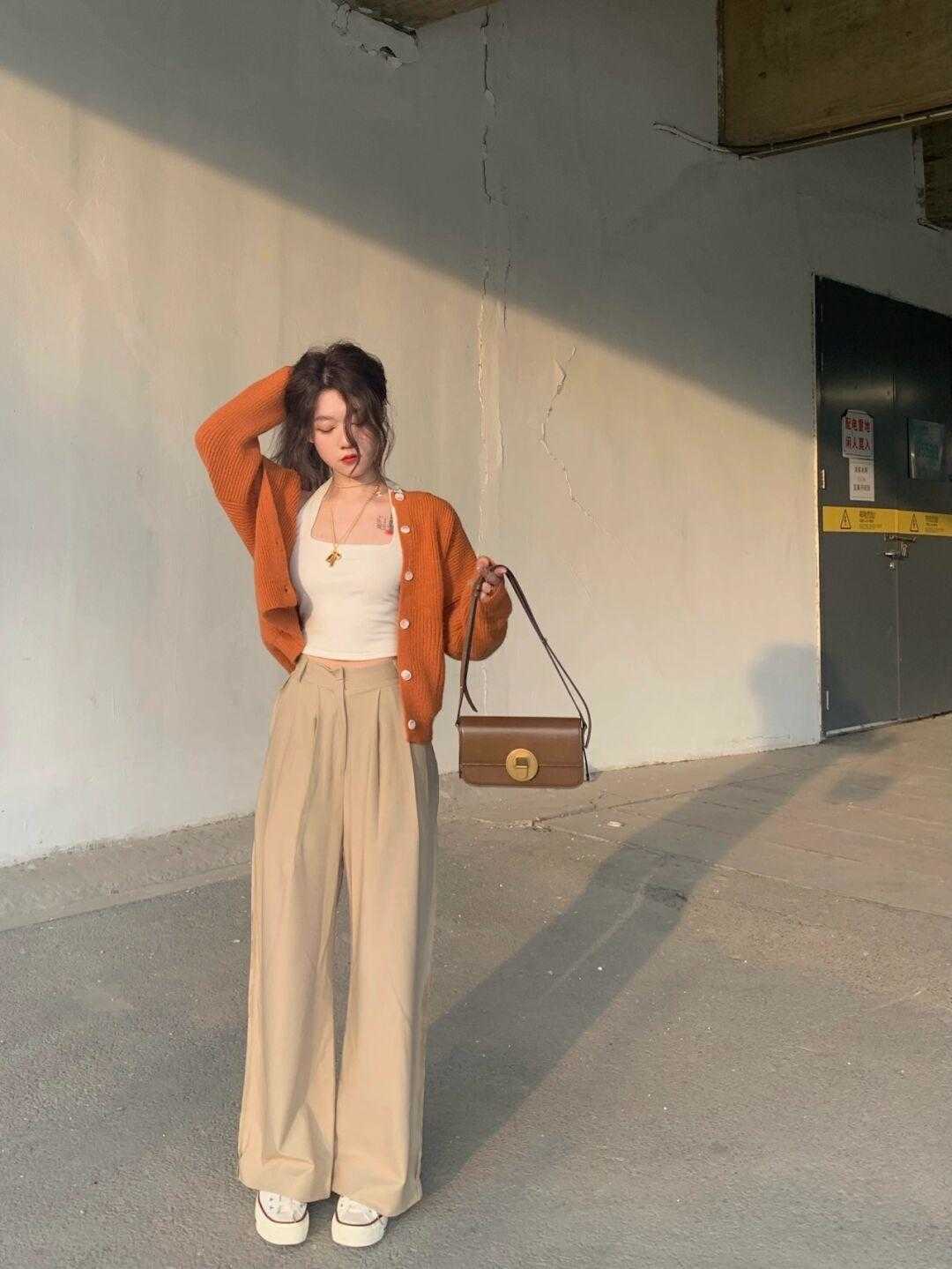 针织衫 一件卡其色裤子的时尚感,秋冬就要这么穿,简直太高级了