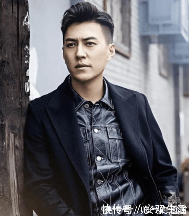 演员&演员靳东的书法不赖,字迹洒脱飘逸,字如其人,颠覆你的审美观