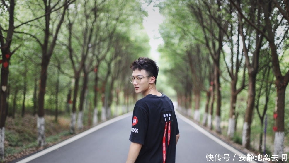 青年演员陆允参加综艺节目录制引起关注