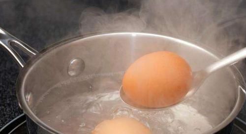 煮鸡蛋的时候,不要直接下锅煮,学会这样做,鸡蛋壳自动脱落