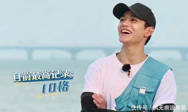 李晨模仿张含韵撒娇,画面太搞笑,黄旭熙看后都忘记了表情管理