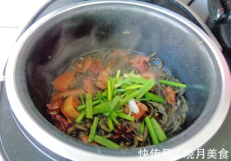 看我家冬天周末午餐，干豆角红烧肉配土豆丝，好吃不油腻又好做