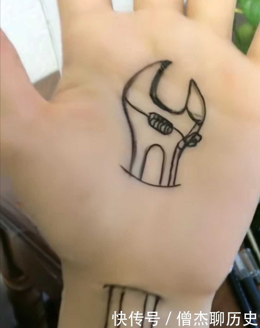 美术生手上画“钳子”,开始:不以为然,结尾:隔着屏幕都感觉疼!